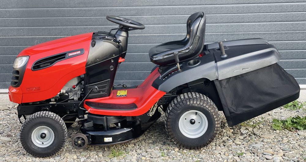 Tractoraș de tuns iarba/gazon Jonsered ( Husqvarna ) 2013  cu Coș pentru iarbă / 656cc - 18 cai / V - TWin / Recent adus !