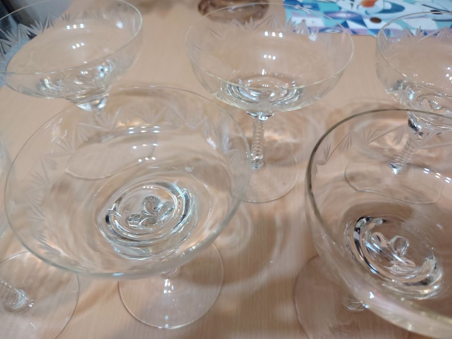 Pahare de cristal pentru șampanie.