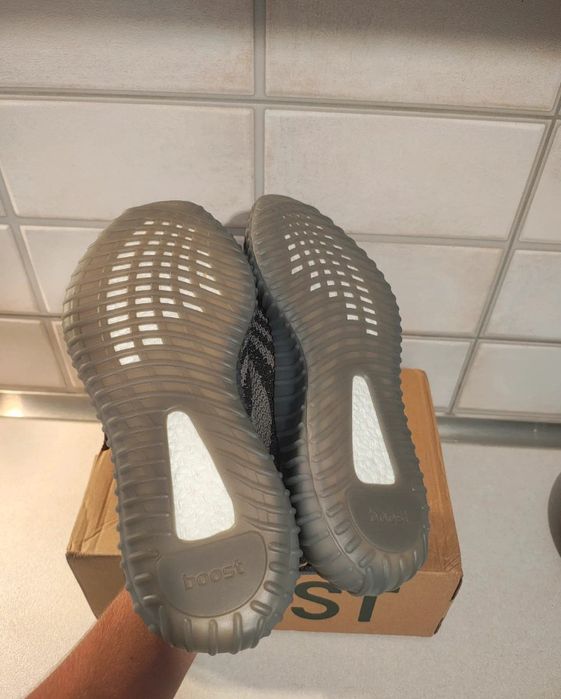 YEEZY BOOST 350 V2 grey red