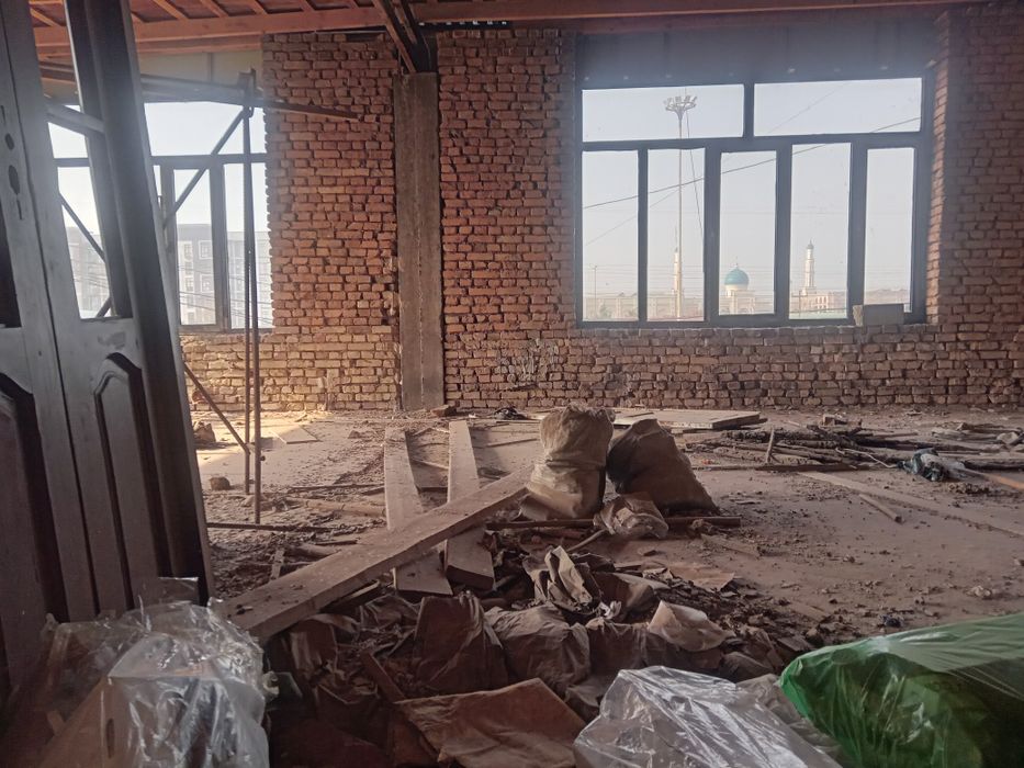 Продается 2х этажный магазин напротив курантов