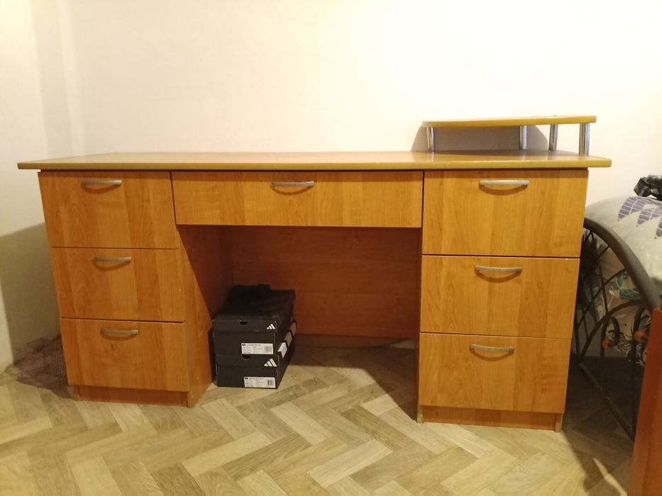 Продам стол комнатый