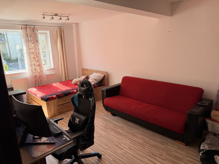 Garsoniera spatioasa zona Coresi