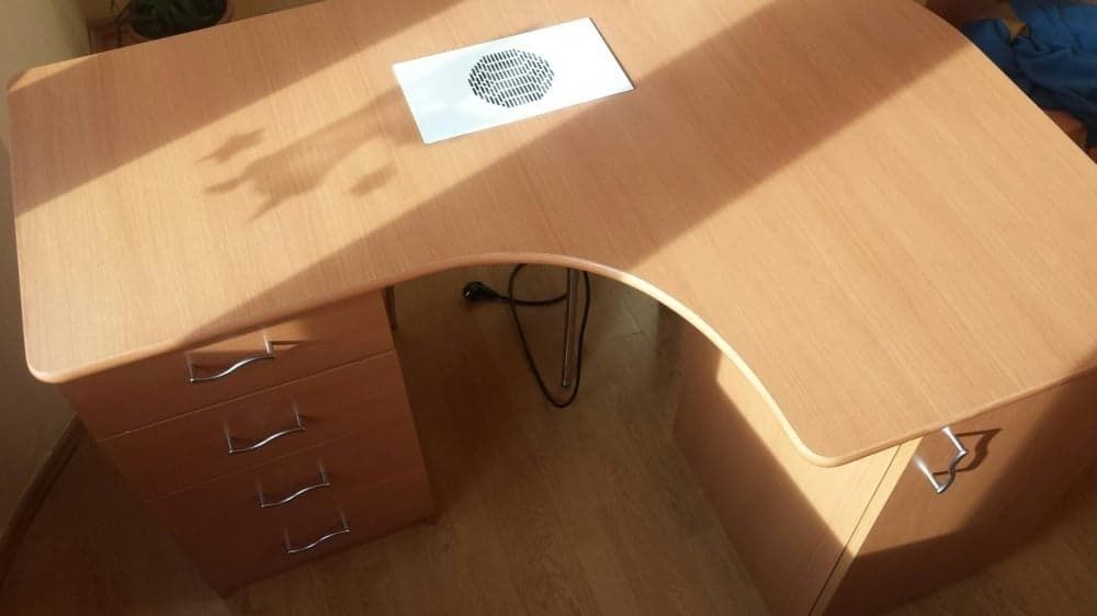 Masă manichiura cu aspirator inclus