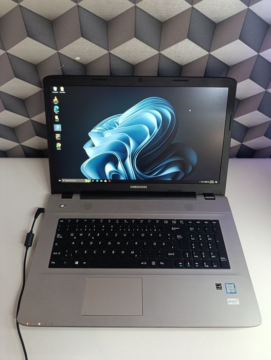 Laptop office că nou medion 17.3 inch Intel i3 impecabil  ssd 128gb hdd 500gb
