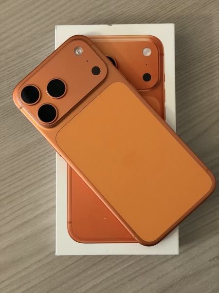 Продавам iphone 17 pro 256 gb