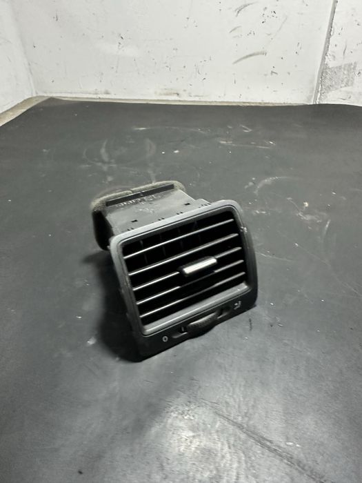 Grila ventilatie dreapta fata Volkswagen vw Golf 5 Jetta 1K0819710