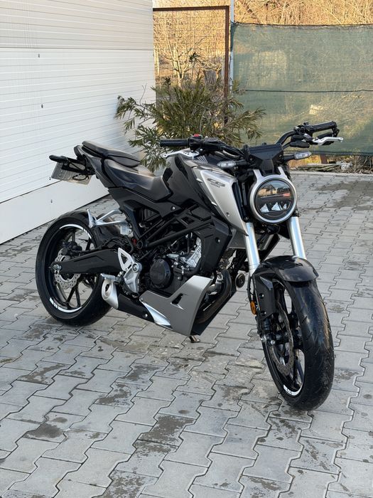 Vând Honda CB125R (2021)