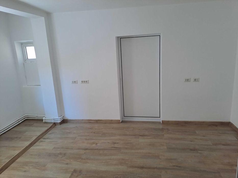 Inchiriez casa 5 camere 2 bai si spatiu comercial aproape de Mall