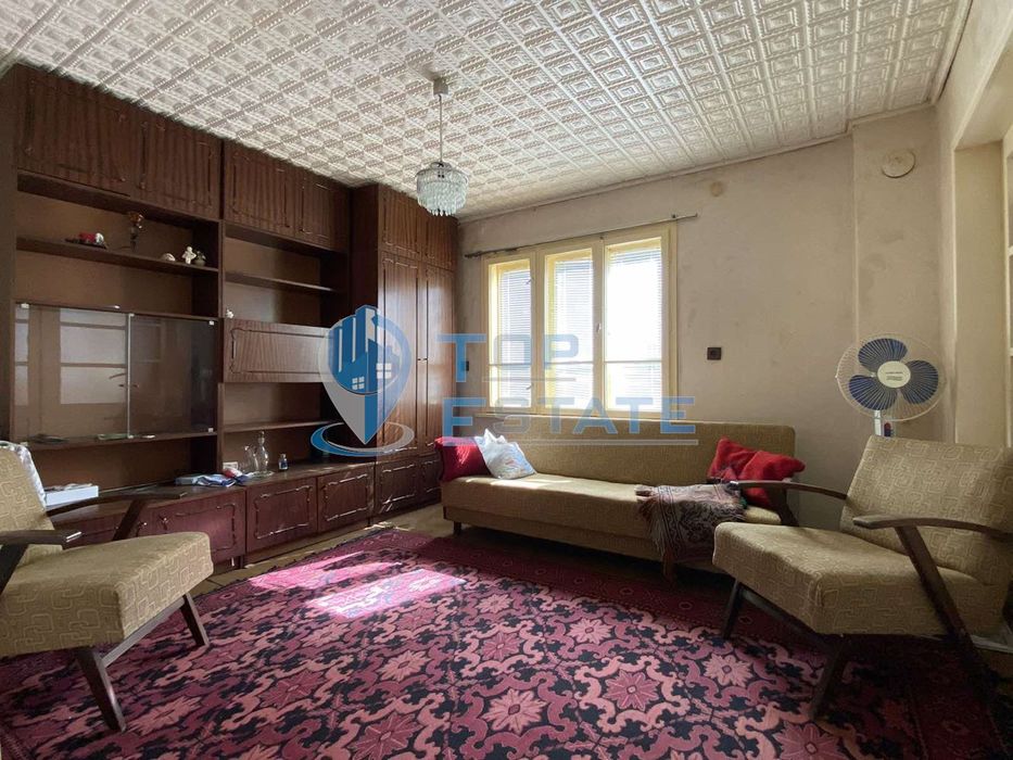 Тухлена къща с помещения за заведение и хранителен магазин в с. Нова