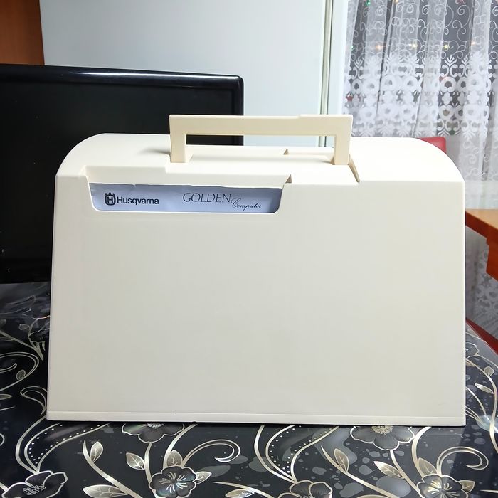Masina de cusut HUSQVARNA GOLDEN Computer  cu butoniera automata