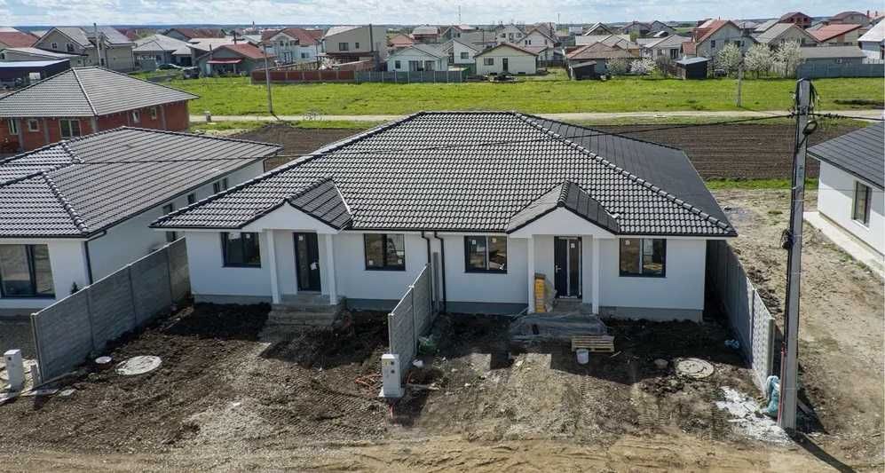 Vand casa modulara pe structura metalica 10m x 10m