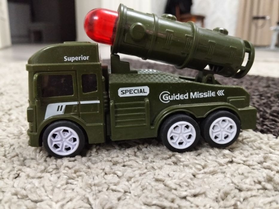 2 игрушечных боевых танка