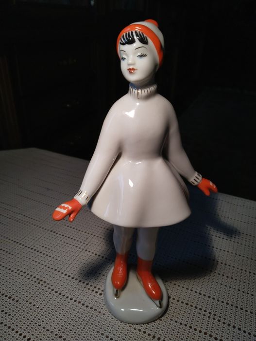 Советская фарфоровая статуэтка.