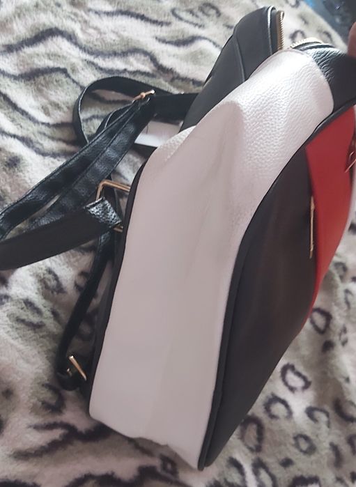 Ghiozdan nou cu eticheta, negru, alb și roșu