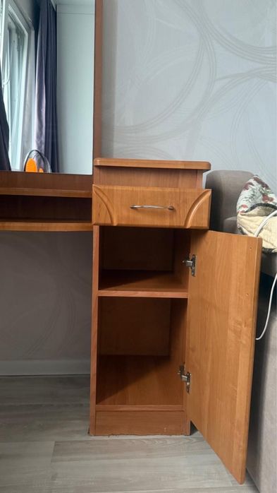 Продам туалетный столик