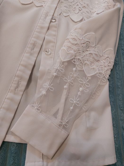 Продам блузку школьную