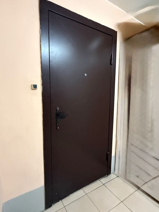 Продам металлическую дверь