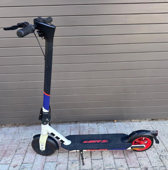 Amanet F28: Trotineta electrica Aprilia E SRZ