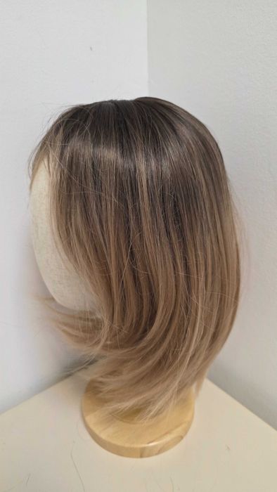 Perucă HAIRCUBE ombre șaten-blond, bob în straturi, sintetică