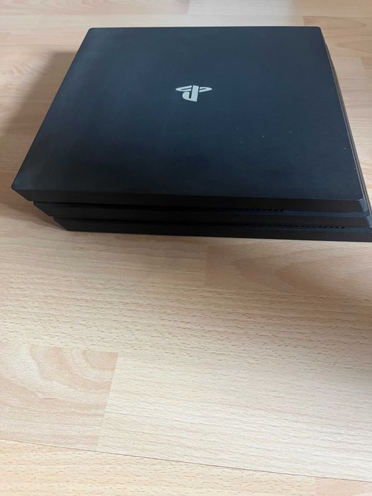 Продавам PS4 Pro 1TB