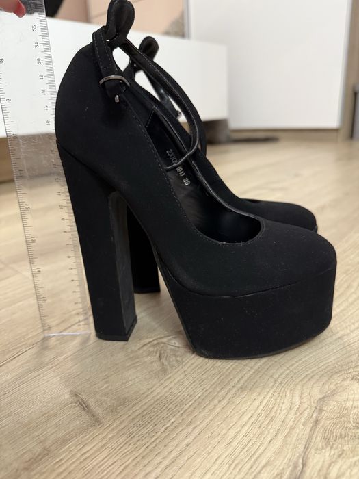 Обувки на висок ток