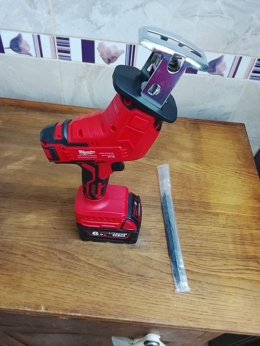 Fierestrău sabie Milwaukee cu baterie de 6a