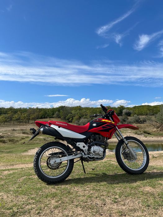 Vand Honda xr in stare perfecta, cu acte. 7000 lei (negociabil)