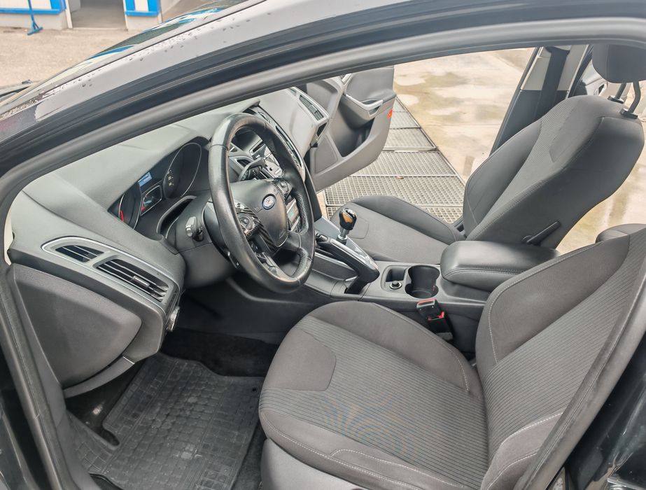 Vând sau schimb cu 8+1 Ford Focus 1.6 benzina euro 5