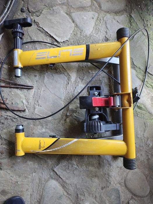 Dispozitiv pentru antrenament bicicleta