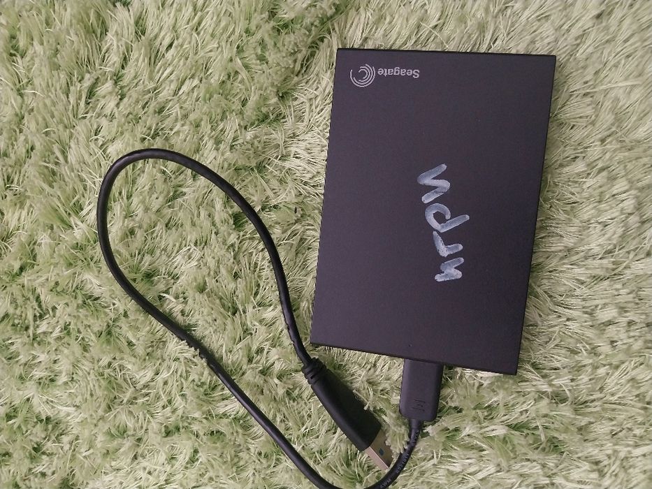 Продавам xbox 360 slim и hardisk с 1.5TB памет с над 500 игри, като gta 5, forza horizon , call of duty и много други