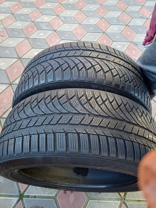 Vând 2 anvelope de iarna 245 45 r19 KUMHO foarte bune din 2023