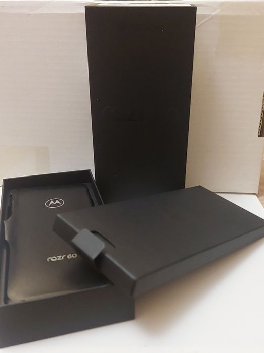 Motorola razr 60 + оригинален кейс + стъклен протектор