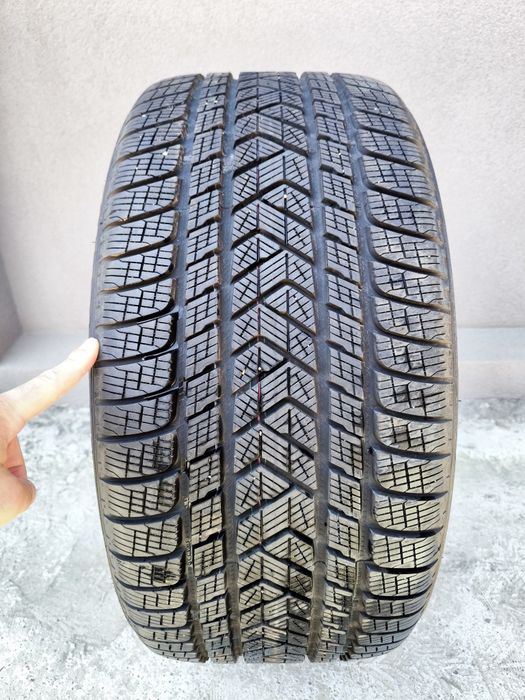 295/35-22 Pirelli scorpion еденичка