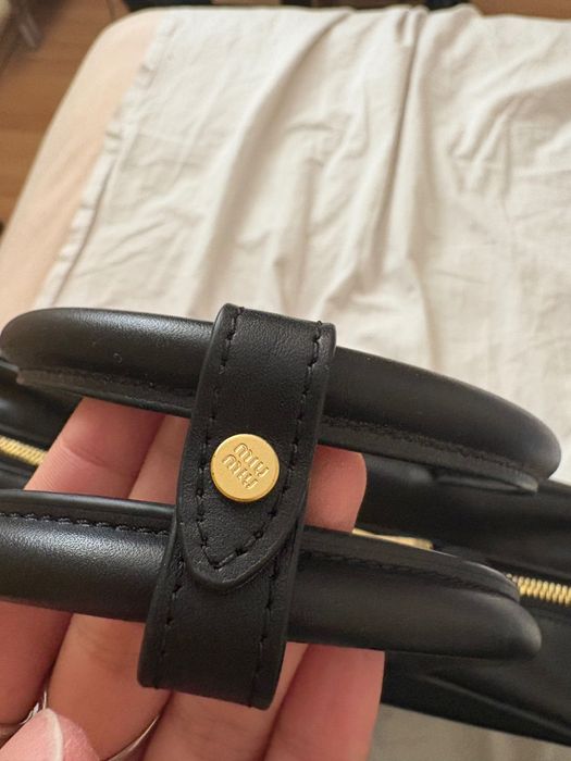 Оригинална чанта Miu Miu от естествена телешка кожа.