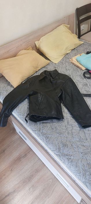 Продавам малко използвано , зимно дамско черно кожено яке