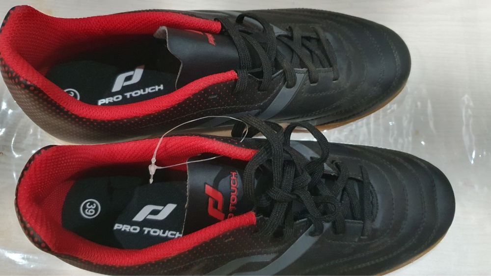 Швециядан олиб келинган футбол уйнаш учун кулай оригинал бутсы сотила