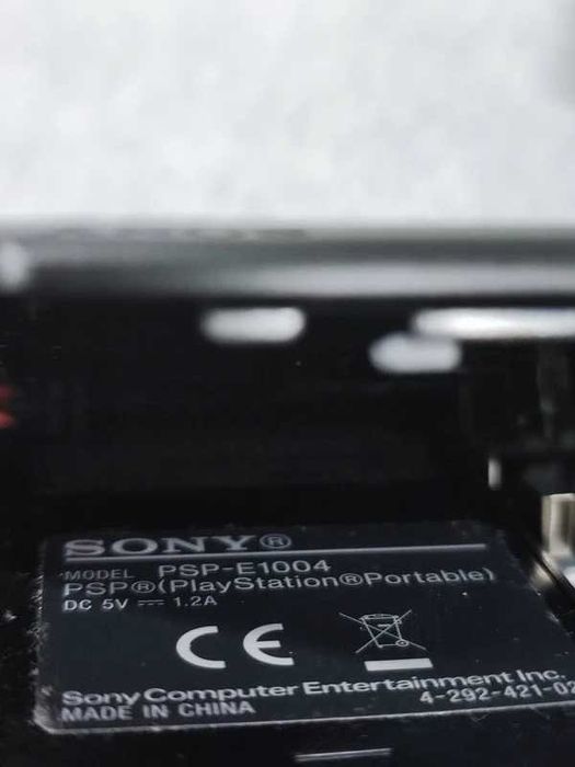 Sony PSP E1004 cu alimentator original, husă protecție și joc FIFA 10