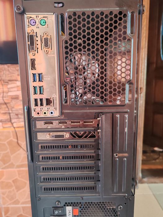 Vând unitate de gaming PC.