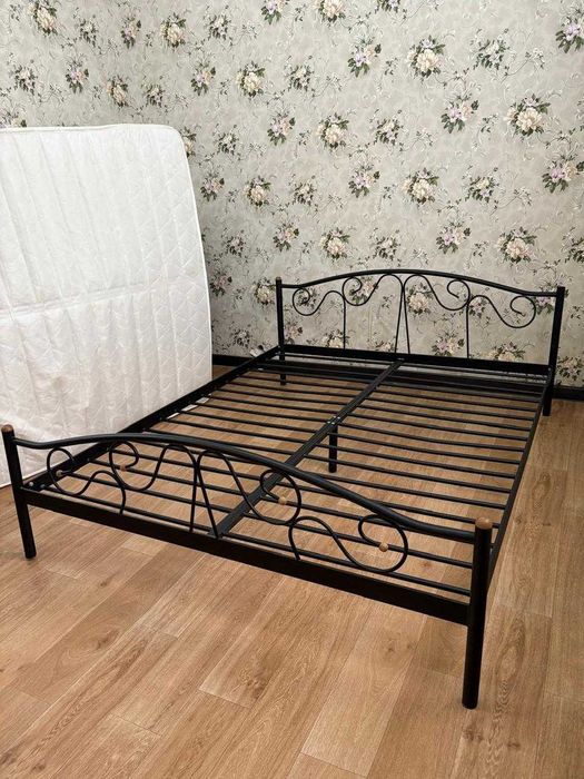 Кровать с матрасом