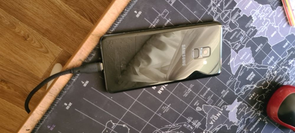 Продам Samsung A8