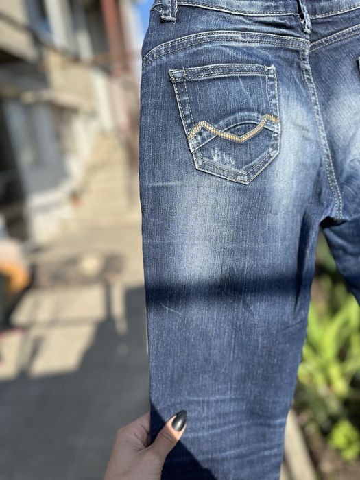 Дънки с капси на джоба