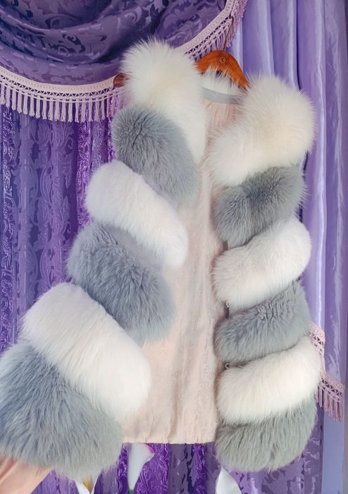Пухкав елек с естествен косъм от сребърна лисица