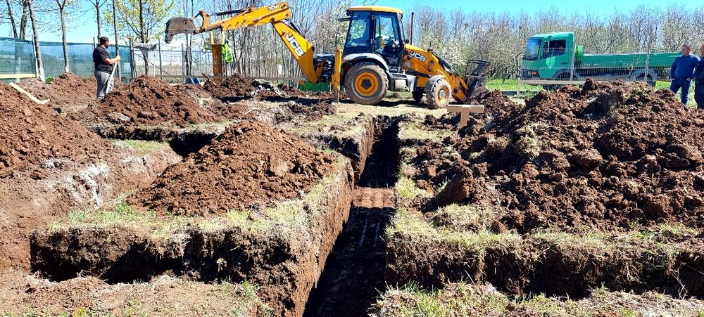 inchirem buldoexcavator cu picon , fundatii , demolari