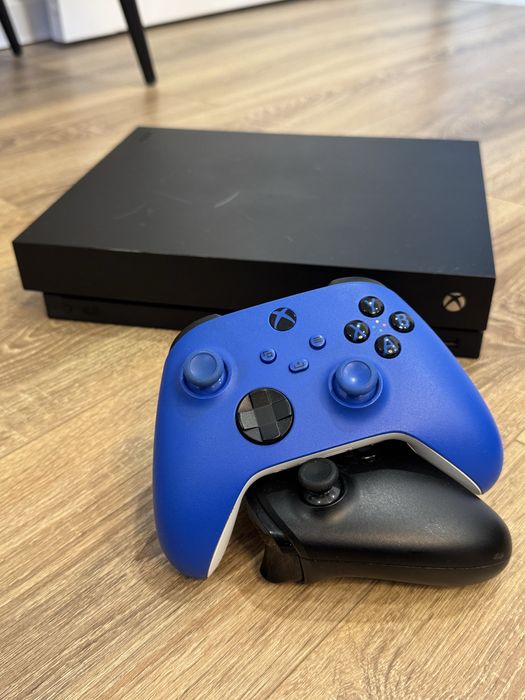 Xbox one X продам 2 джойстика внутри установлены игры