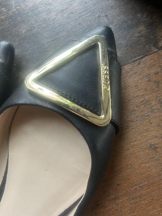 Обувки на марката guess