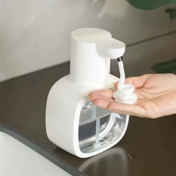 Автоматичен дозатор диспенсър за пяна.