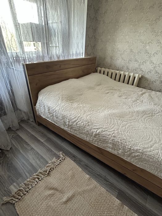 Кровать с мягким матрасом