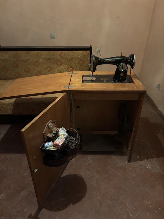 Шевна машина в шкаф Union