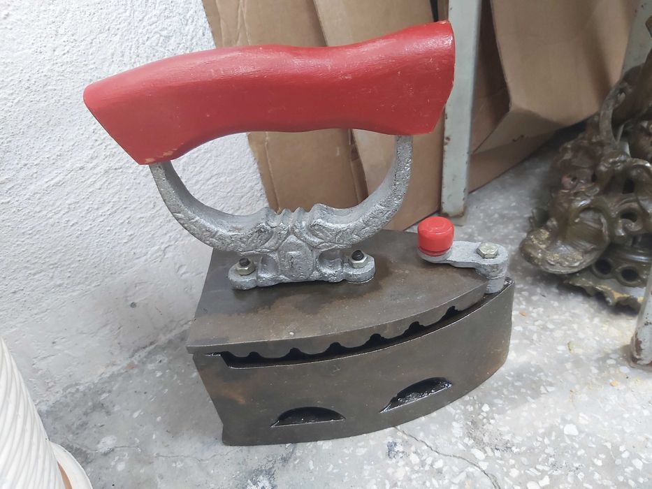Fier de călcat vechi cu cărbuni, o piesă decorativă realizată din fontă