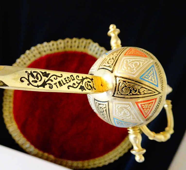 Toledo,нож за писма 28 см.,с позлата и кания.